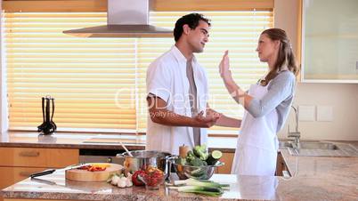 Junges Paar streitet sich in der Küche