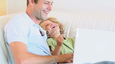Vater und Kind am Laptop