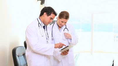 Zwei Ärzte mit Tablet