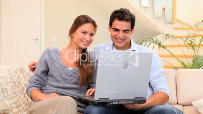 Junges Paar mit Laptop