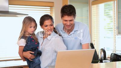 Familie mit Laptop in der Küche