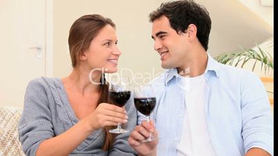 Junges Paar trinkt Rotwein