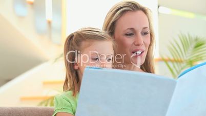 Mutter und Kind lesen