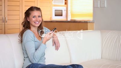Junge Frau mit Handy