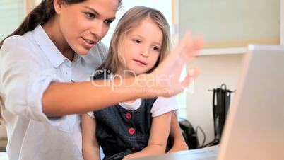 Mutter und Tochter am Laptop