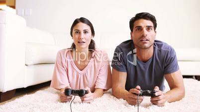 Junges Paar mit Spielekonsole