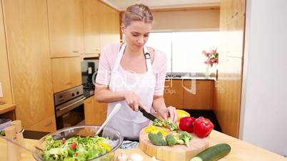 Frau bereitet einen Salat zu
