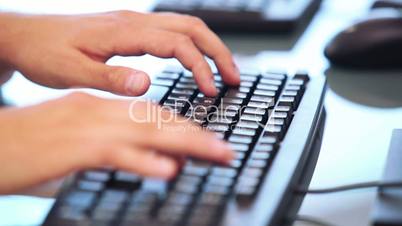 Hände auf einer Tastatur