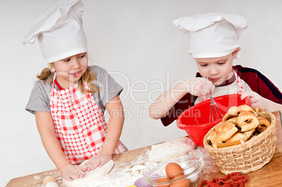 two children cooks