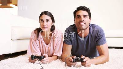 Junges Paar mit Spielekonsole