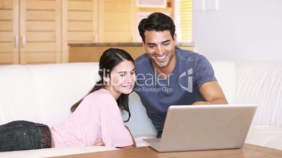 Junges Paar mit Laptop