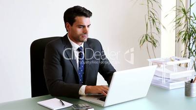 Geschäftsmann mit Laptop