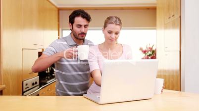 Junges Paar am Laptop
