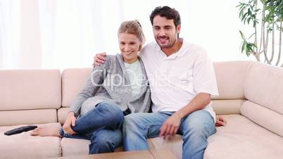 Junges Paar sieht fern