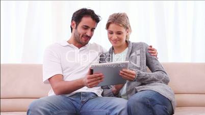 Junges Paar mit Tablet