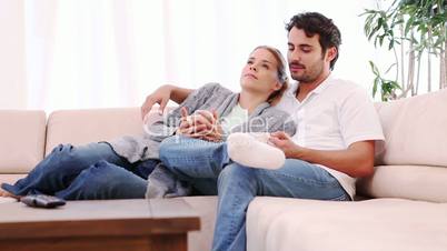 Junges Paar auf dem Sofa