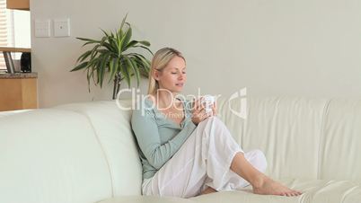 Junge Frau auf dem Sofa