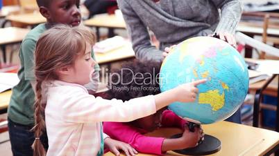 Schulkinder mit Globus