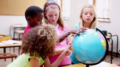 Schulkinder mit Globus