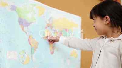 Schulkind mit Landkarte