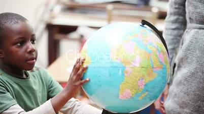 Schulkind mit Globus
