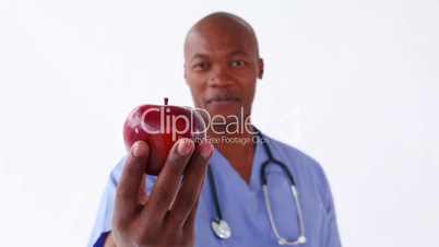 Mediziner mit Apfel