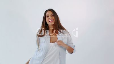 Junge Frau tanzt