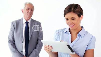Frau mit Tablet und Senior