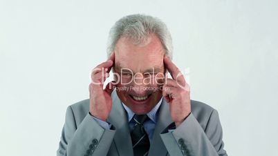 Senior mit Kopfschmerzen