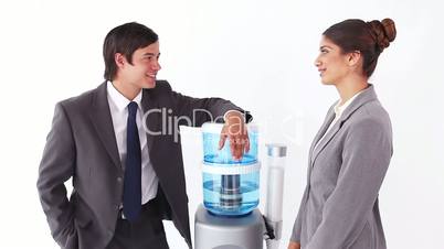 Geschäftsleute mit Wasserspender