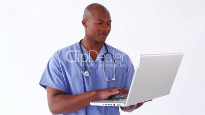 Junger Arzt mit Laptop