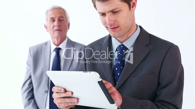 Geschäftsmann mit Tablet und Senior