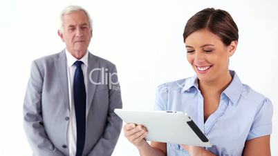 Junge Frau mit Tablet und Senior