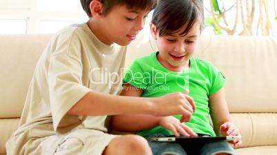 Zwei Kinder mit Tablet