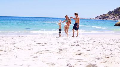 Junge Familie macht einen Strandspaziergang