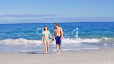 Junges Paar macht einen Strandspaziergang