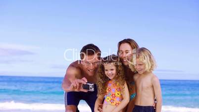 Junge Familie mach Fotos am Meer