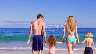 Familie macht einen Strandspaziergang