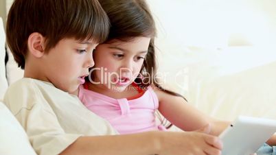 Kinder mit dem iPad