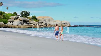 Junges Paar macht einen Strandspaziergang