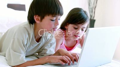 Kinder mit Laptop