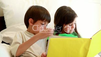 Kinder  mit Bilderbuch