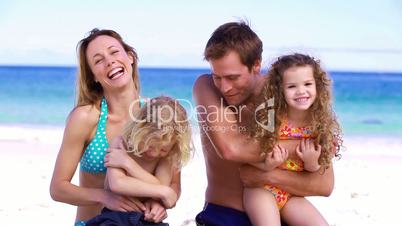 Junge Familie macht Urlaub am Meer
