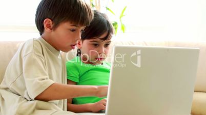 Kinder mit dem Laptop
