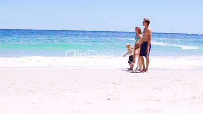 Familie macht einen Strandspaziergang