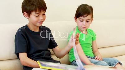 Kinder blättern ein Bilderbuch