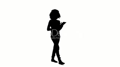 Silhouette einer Frau mit Tablet