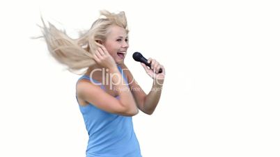 Junge Frau singt
