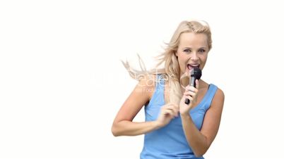Junge blonde Frau singt