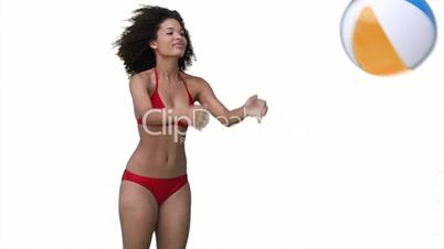 Junge Frau im Bikini mit Wasserball